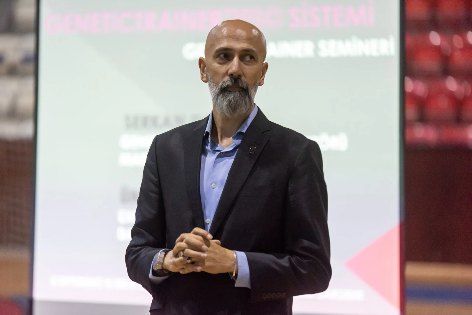 Ümit Özmen'in seminer sırasında çekilmiş profesyonel fotoğrafı