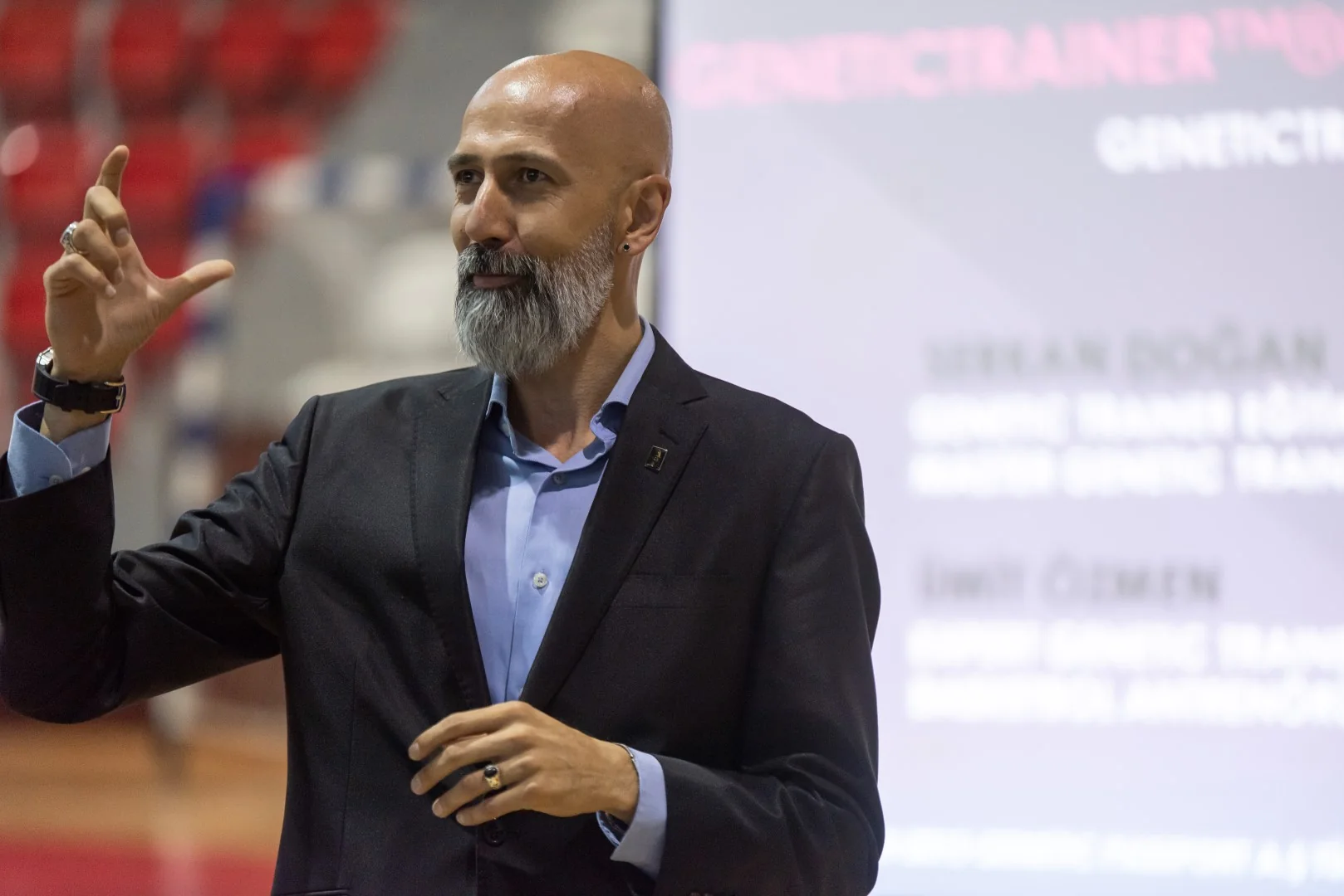 Ümit Özmen'in seminer sırasında konuşurken çekilmiş fotoğrafı