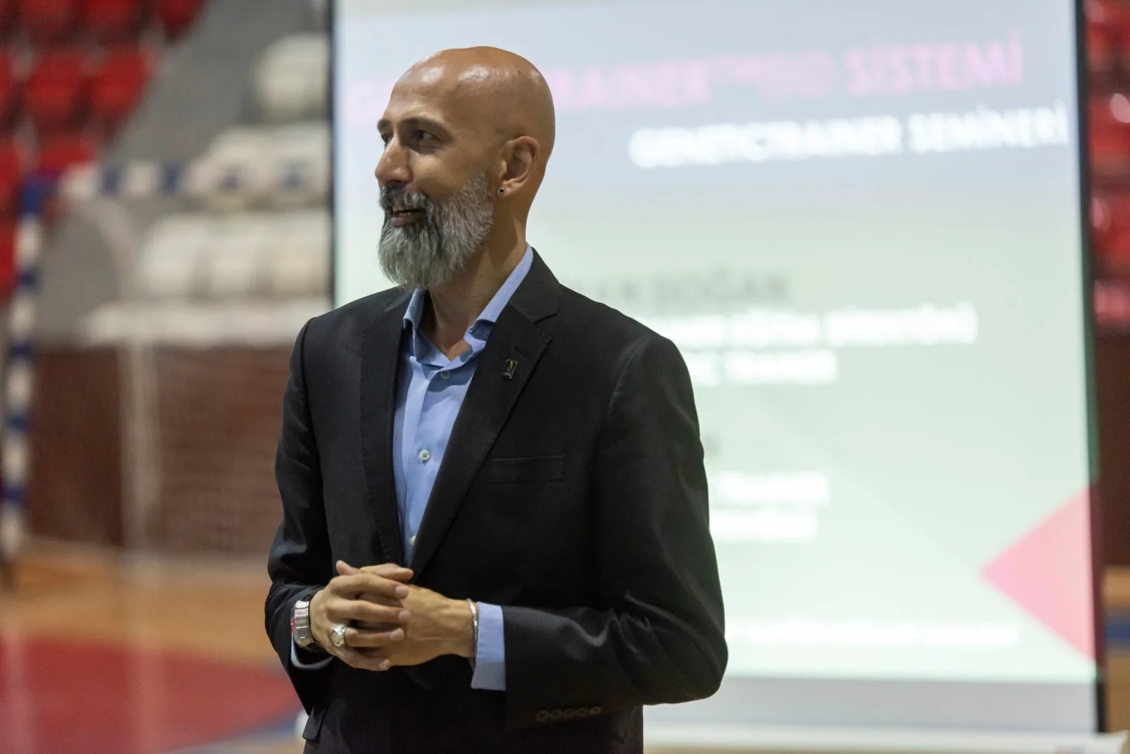 Ümit Özmen'in spor salonunda seminer verirken çekilmiş profesyonel fotoğrafı