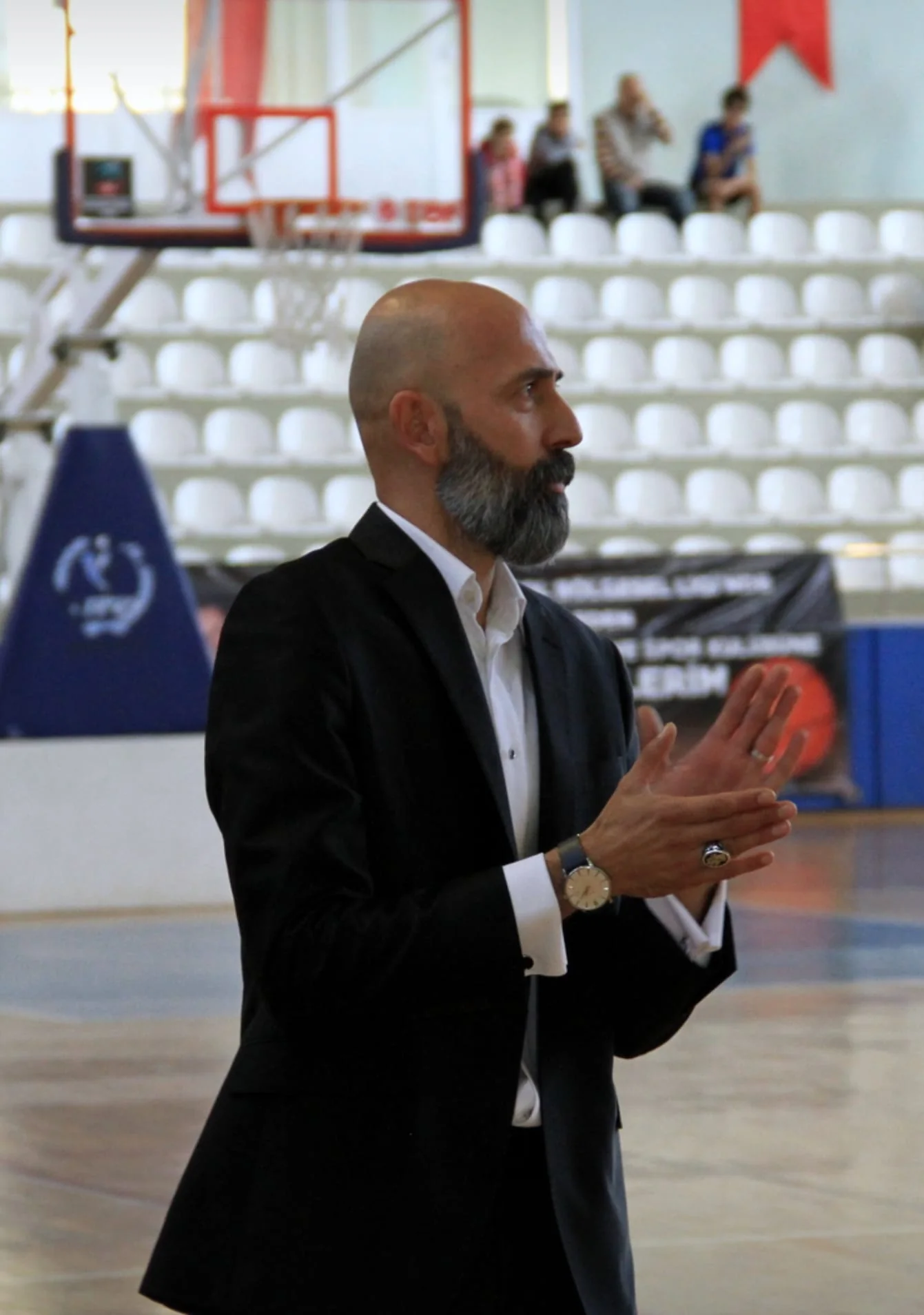 Ümit Özmen'in basketbol sahasında koçluk bağlamındaki fotoğrafı